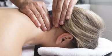 Massage, Entspannung von Nacken und Schultern, lindert die Symptome der Osteochondrose der Halswirbelsäule