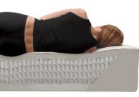 Eine orthopädische Matratze verhindert das Auftreten von Lendenschmerzen nach dem Schlafen