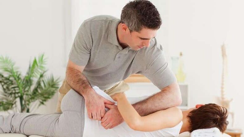 Massage zur Behandlung von Schmerzen im unteren Rücken