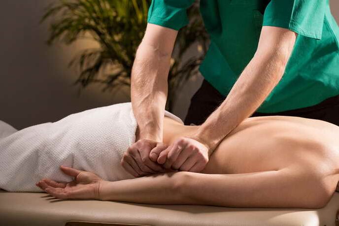 Massage des Patienten mit Osteochondrose