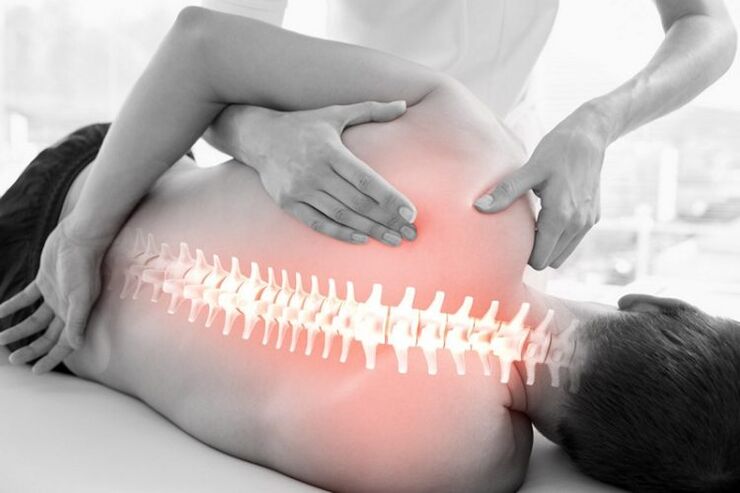 Manuelle Therapiesitzung bei Osteochondrose der Brustwirbelsäule